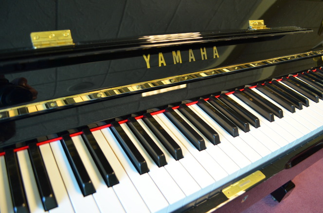 Đàn piano upright Yamaha YUX