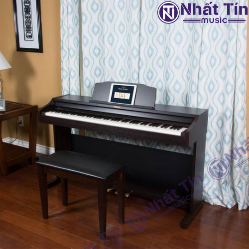 Tổng quan cây piano ROLAND trong căn phòng