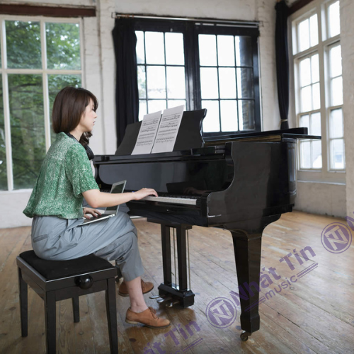 Giáo viên dạy nhạc cần đánh giá kỹ lưỡng âm thanh của từng loại piano trong môi trường thực tế