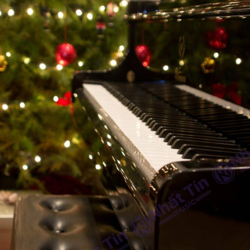 Trang trí showroom cuối năm với piano cơ - thu hút khách hàng dịp noel